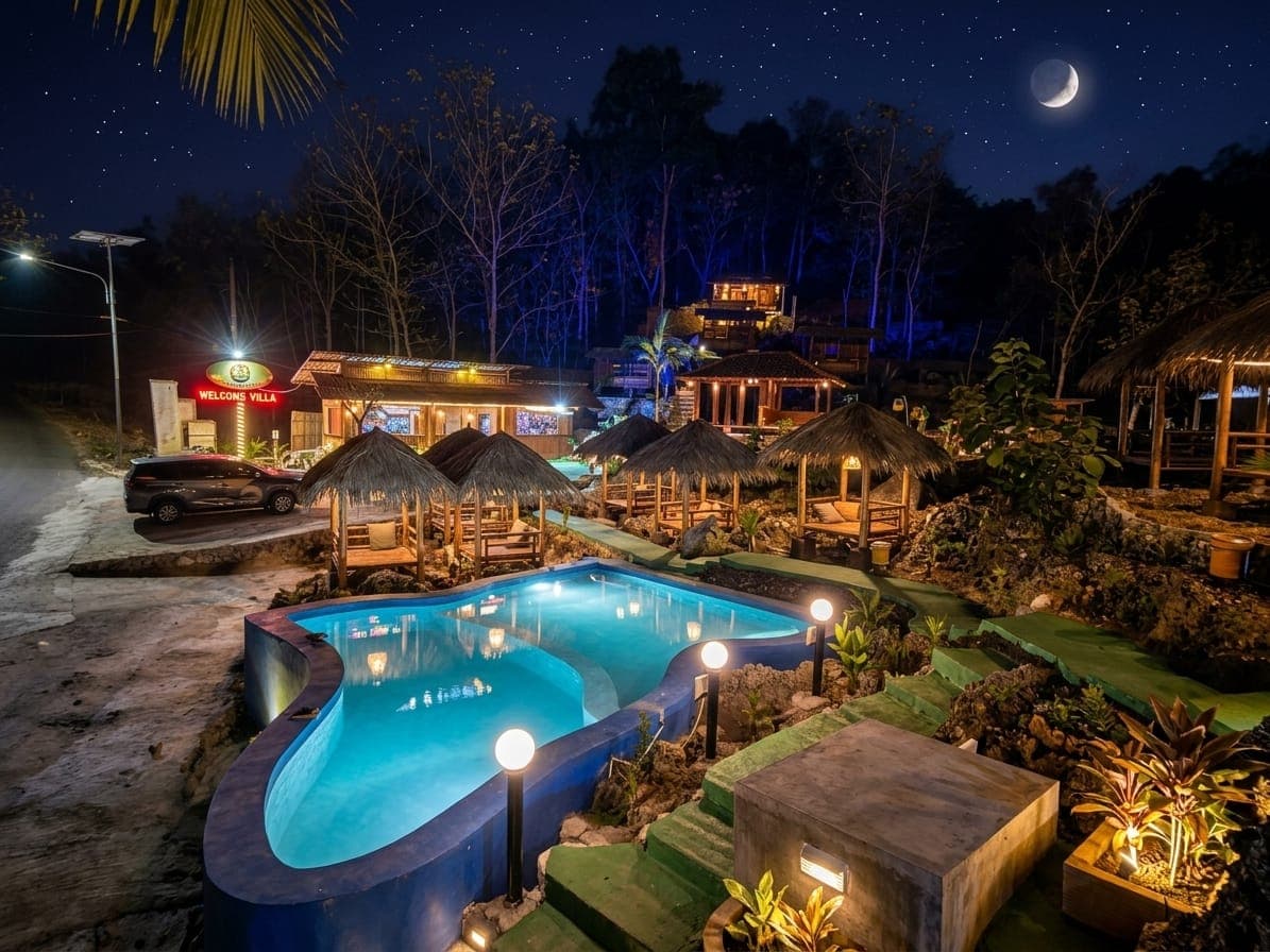 Gazebo dan kolam di malam hari