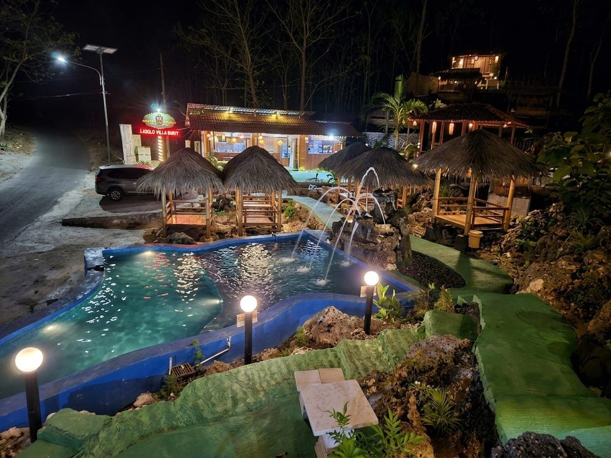 Kolam renang dan gazebo Villa Satu Indonesia di malam hari